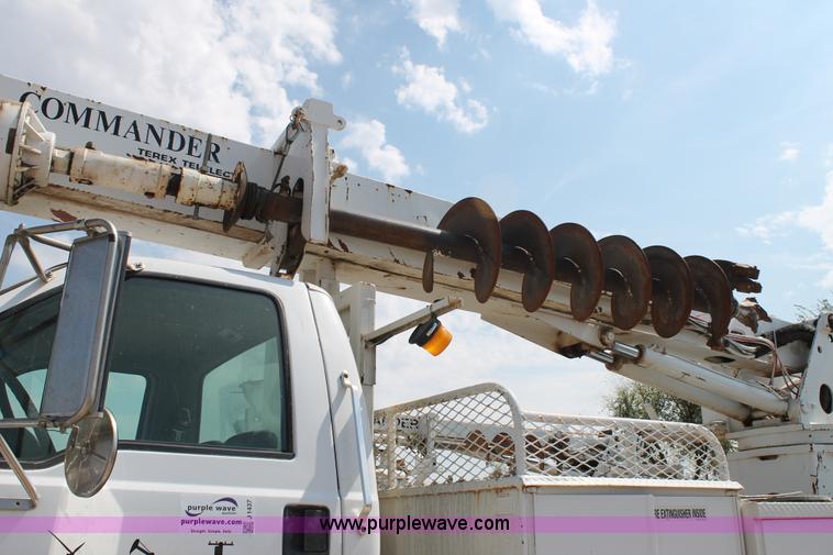 image for item J1437 2001 Ford F750 digger derrick truck