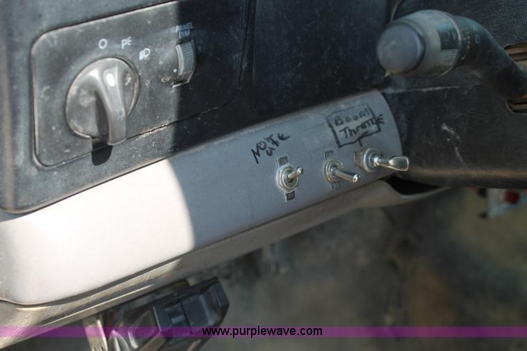 image for item J1437 2001 Ford F750 digger derrick truck