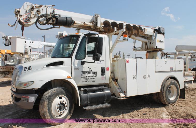 image for item J1457 2008 International DuraStar 4400 digger derrick truck