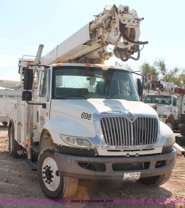 image for item J1457 2008 International DuraStar 4400 digger derrick truck
