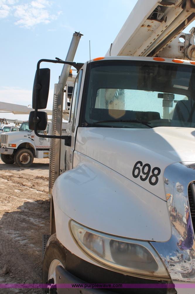 image for item J1457 2008 International DuraStar 4400 digger derrick truck