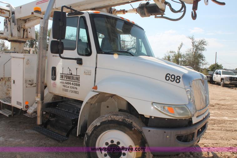 image for item J1457 2008 International DuraStar 4400 digger derrick truck