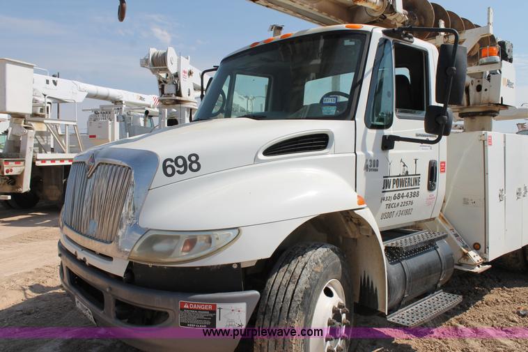 image for item J1457 2008 International DuraStar 4400 digger derrick truck