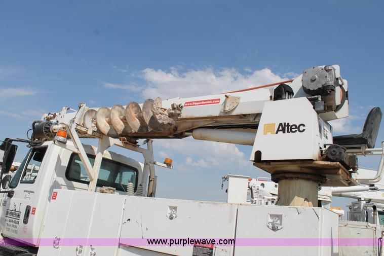 image for item J1457 2008 International DuraStar 4400 digger derrick truck