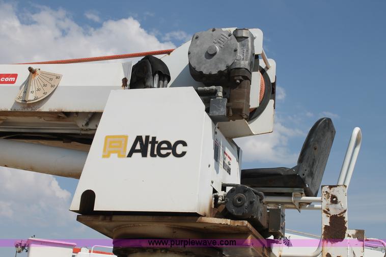 image for item J1457 2008 International DuraStar 4400 digger derrick truck