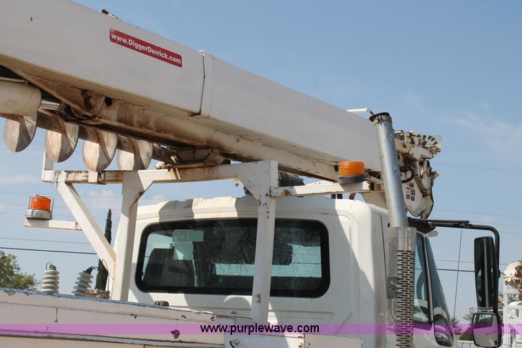 image for item J1457 2008 International DuraStar 4400 digger derrick truck