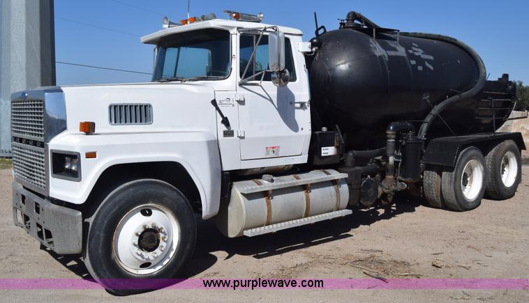 image for item J7075 1985 Ford 9000 pump truck
