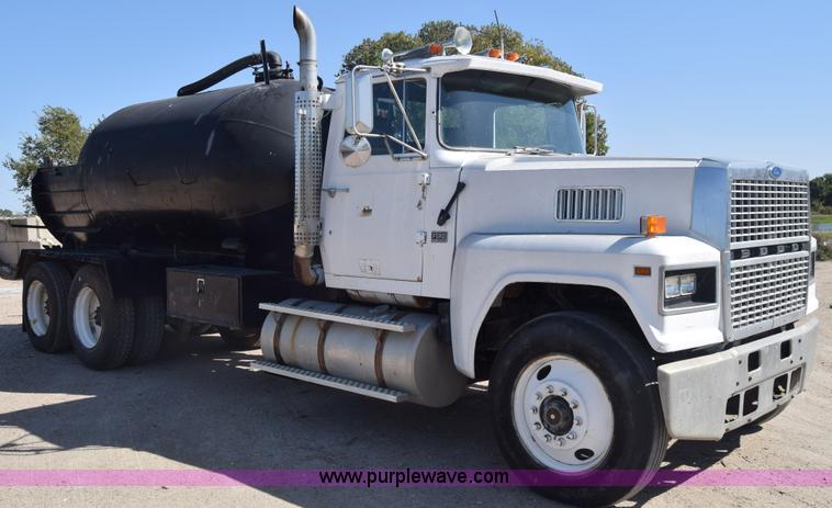 image for item J7075 1985 Ford 9000 pump truck