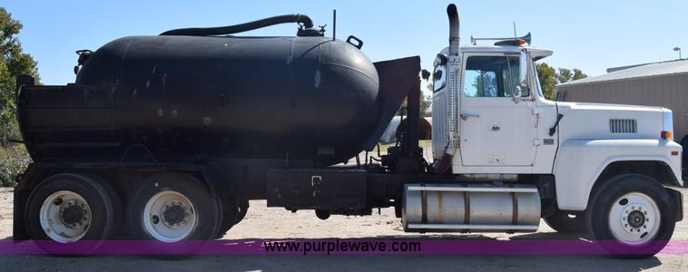 image for item J7075 1985 Ford 9000 pump truck