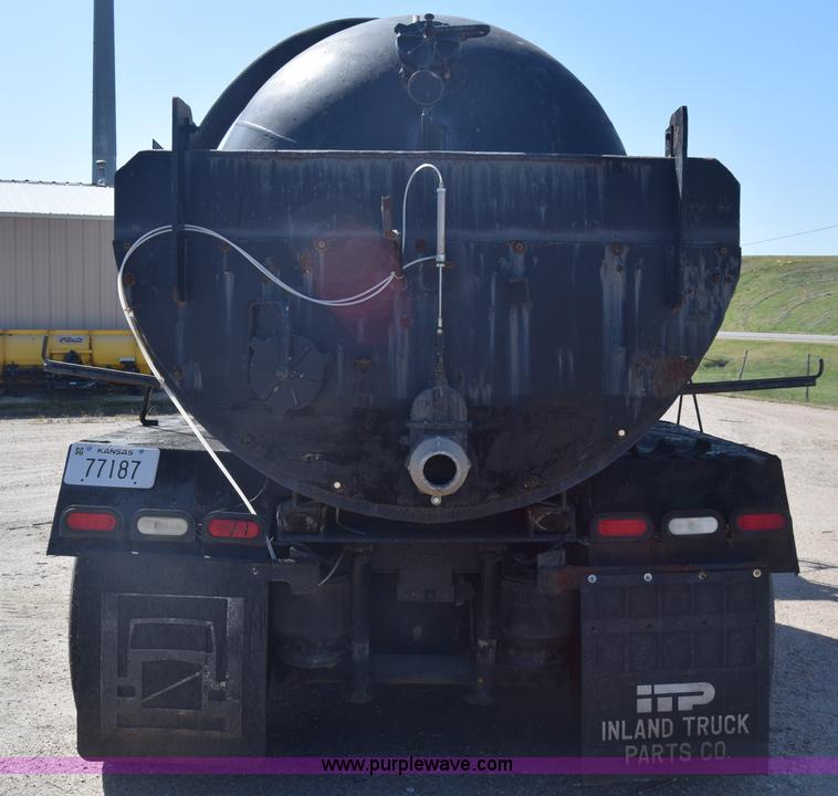 image for item J7075 1985 Ford 9000 pump truck