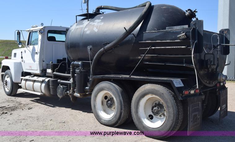 image for item J7075 1985 Ford 9000 pump truck