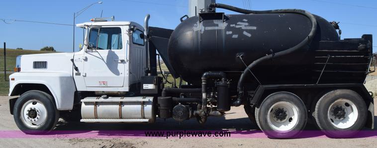 image for item J7075 1985 Ford 9000 pump truck