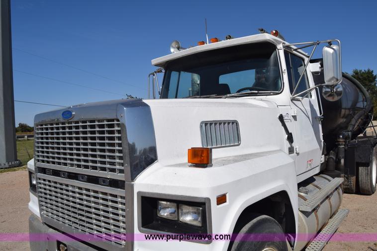 image for item J7075 1985 Ford 9000 pump truck