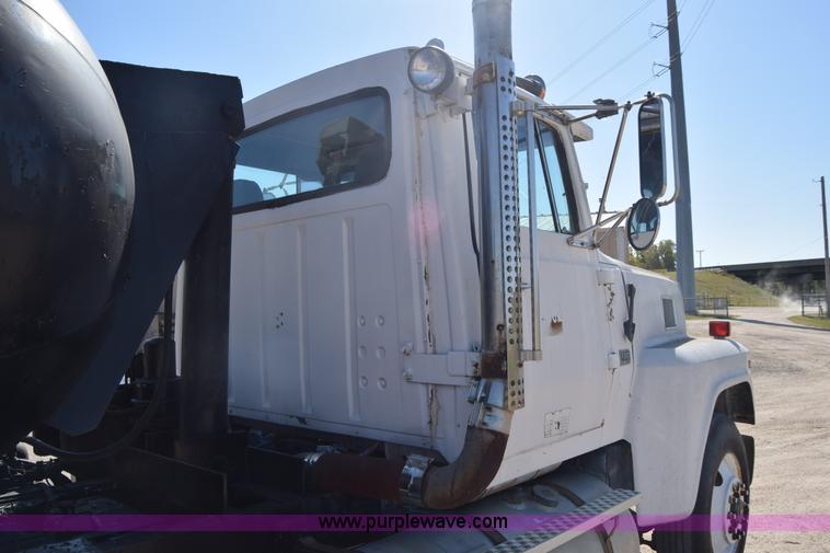 image for item J7075 1985 Ford 9000 pump truck