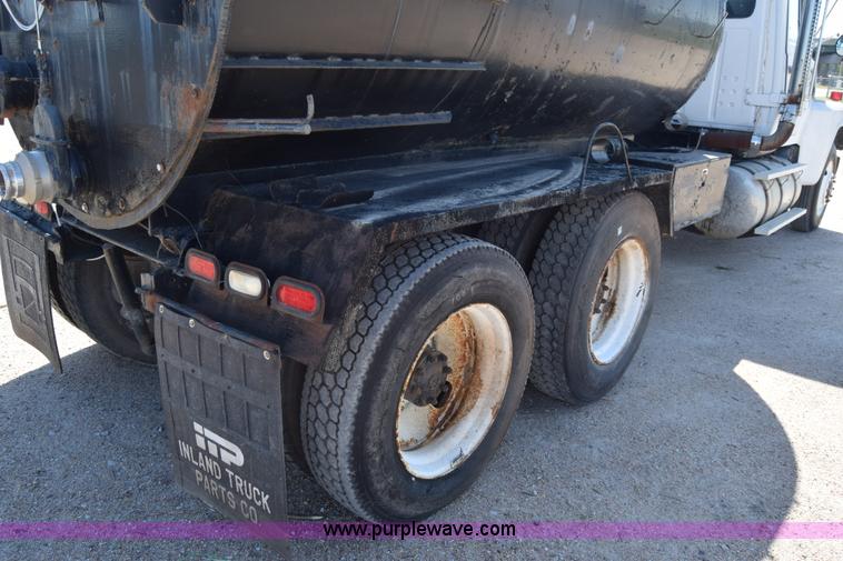 image for item J7075 1985 Ford 9000 pump truck