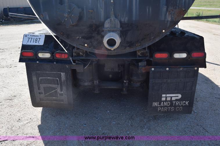 image for item J7075 1985 Ford 9000 pump truck