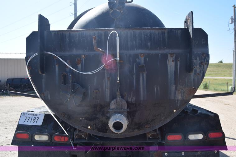 image for item J7075 1985 Ford 9000 pump truck