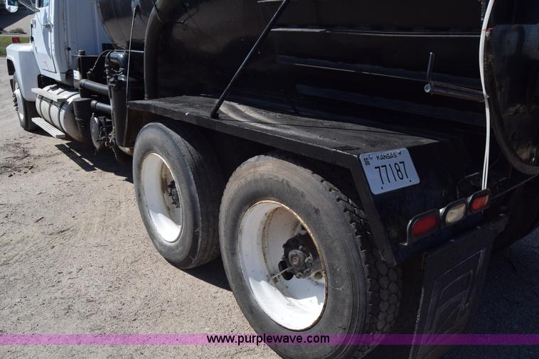 image for item J7075 1985 Ford 9000 pump truck