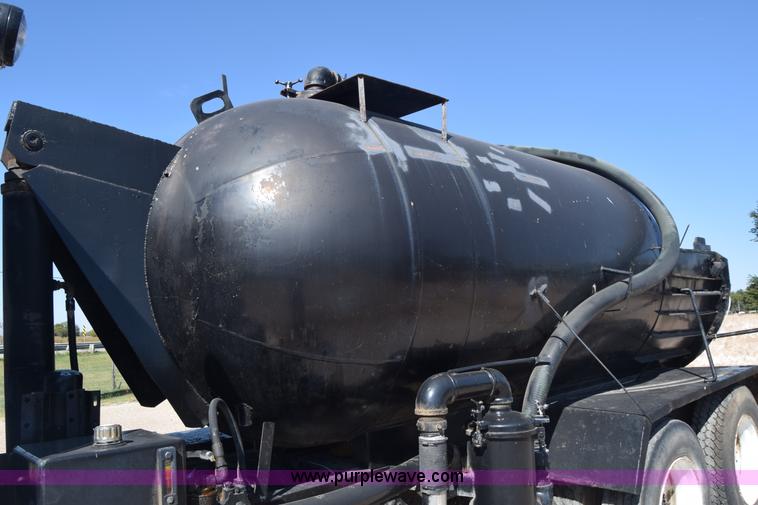 image for item J7075 1985 Ford 9000 pump truck