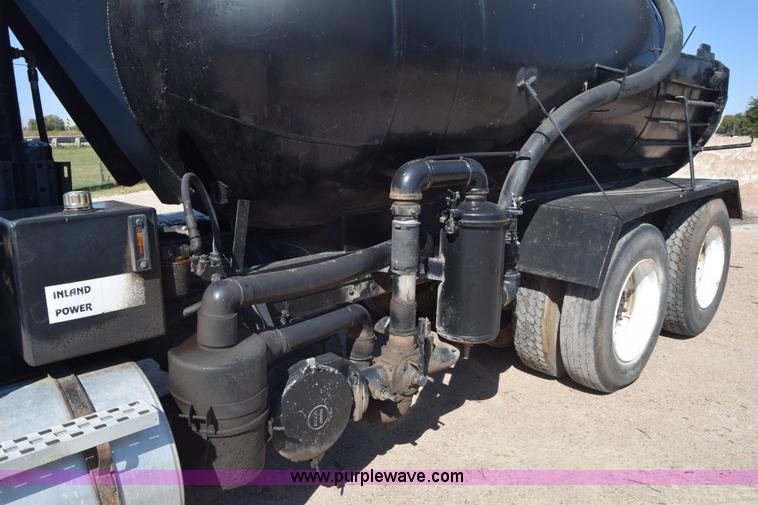 image for item J7075 1985 Ford 9000 pump truck