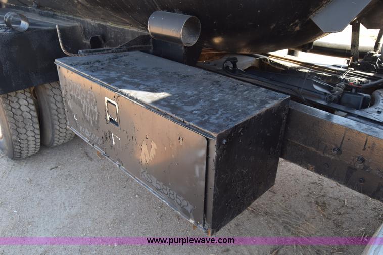 image for item J7075 1985 Ford 9000 pump truck