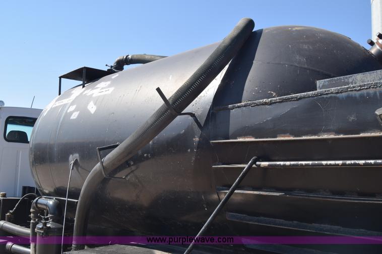 image for item J7075 1985 Ford 9000 pump truck