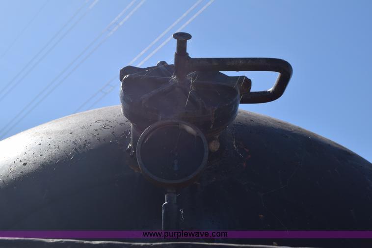 image for item J7075 1985 Ford 9000 pump truck