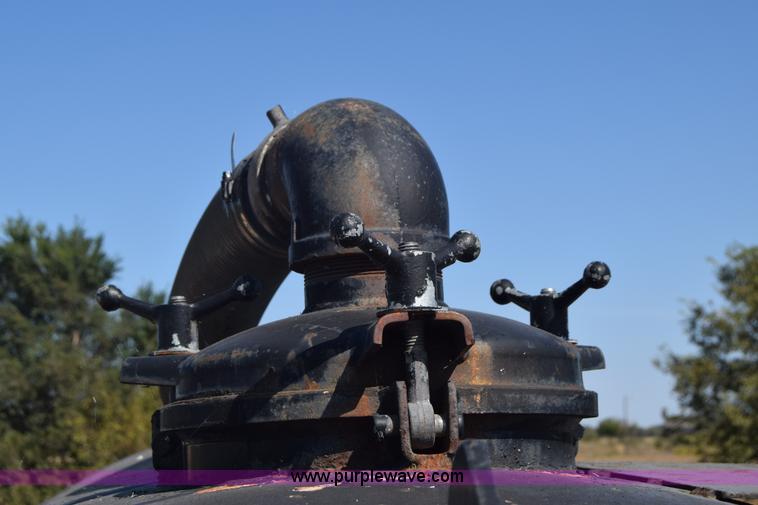 image for item J7075 1985 Ford 9000 pump truck