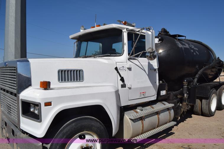 image for item J7075 1985 Ford 9000 pump truck