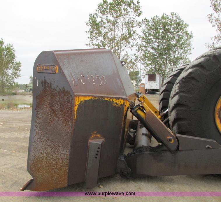 image for item J8725 1979 Clark Michigan 380 dozer