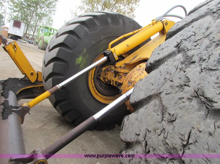 image for item J8725 1979 Clark Michigan 380 dozer