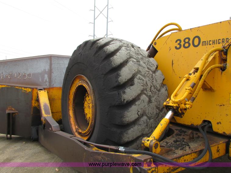 image for item J8725 1979 Clark Michigan 380 dozer