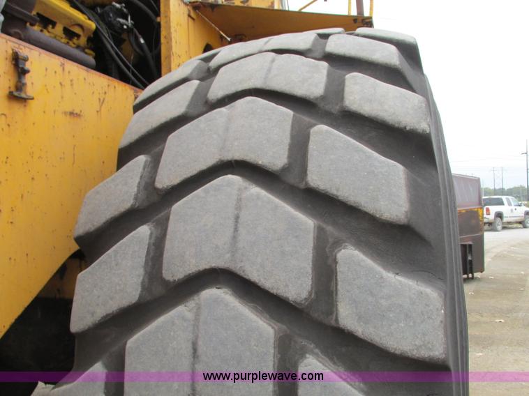 image for item J8725 1979 Clark Michigan 380 dozer