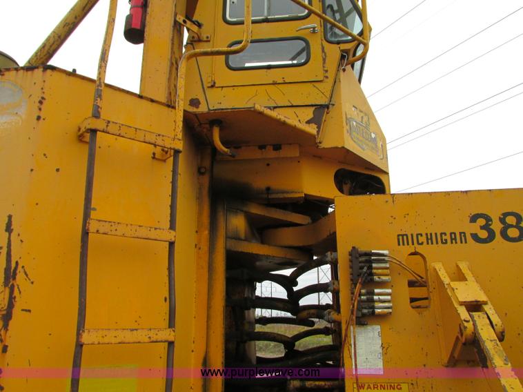 image for item J8725 1979 Clark Michigan 380 dozer