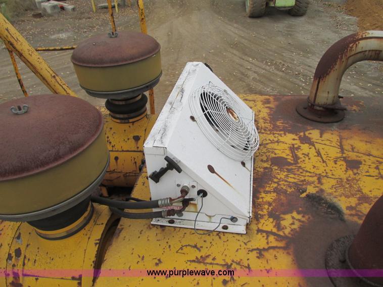 image for item J8725 1979 Clark Michigan 380 dozer