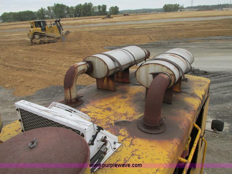 image for item J8725 1979 Clark Michigan 380 dozer