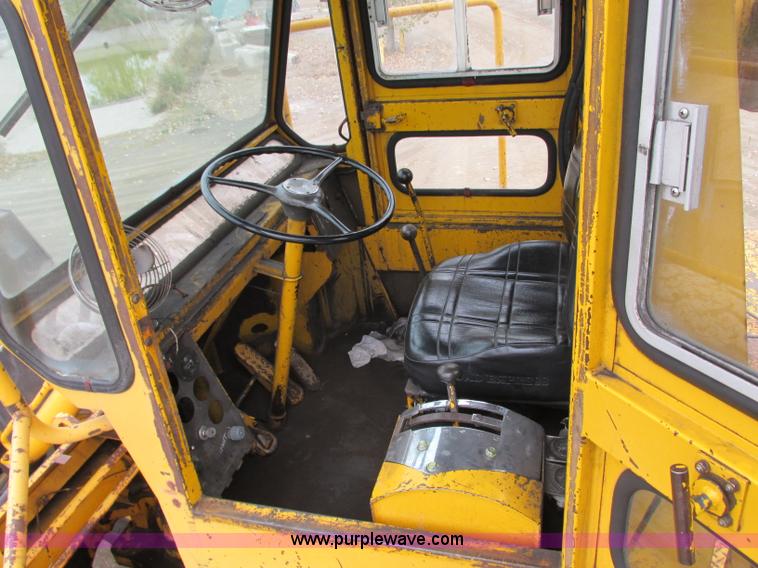 image for item J8725 1979 Clark Michigan 380 dozer