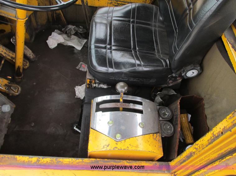 image for item J8725 1979 Clark Michigan 380 dozer