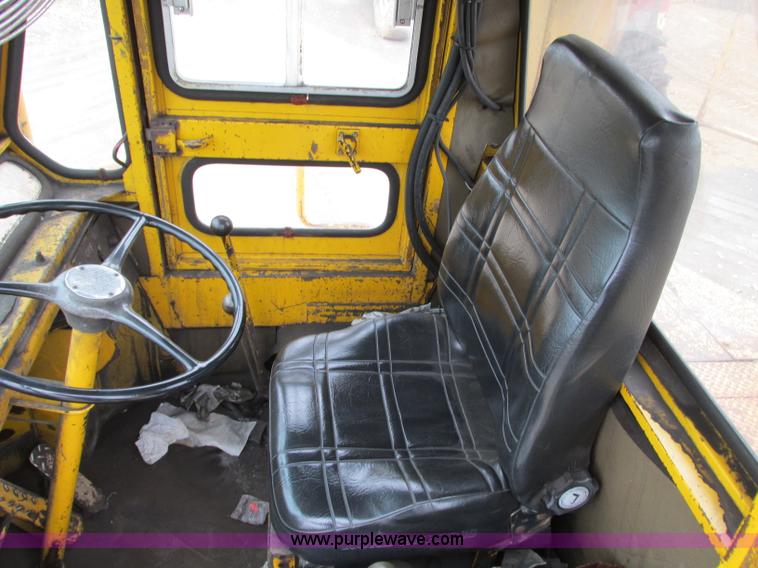 image for item J8725 1979 Clark Michigan 380 dozer