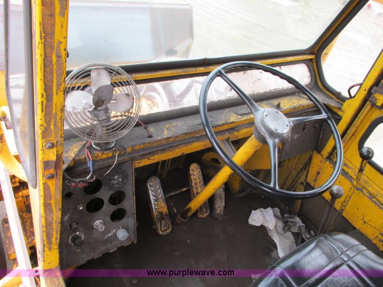 image for item J8725 1979 Clark Michigan 380 dozer