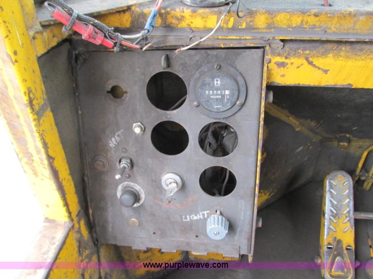 image for item J8725 1979 Clark Michigan 380 dozer