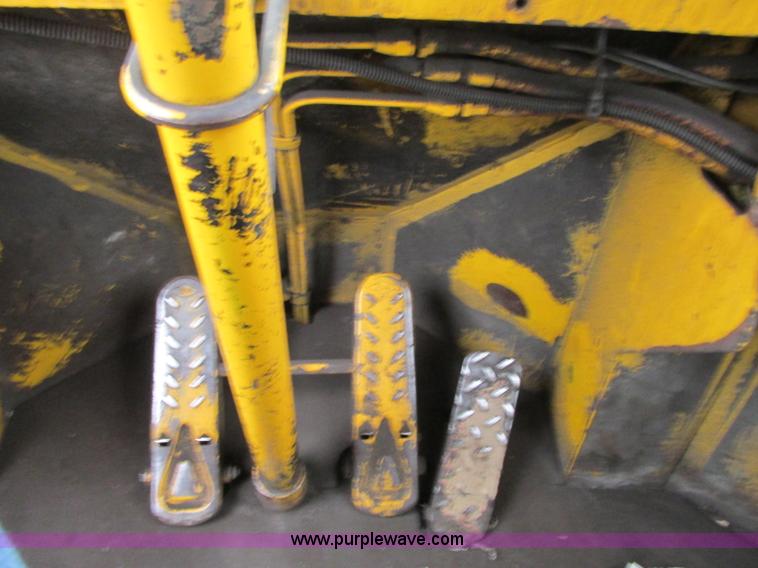 image for item J8725 1979 Clark Michigan 380 dozer