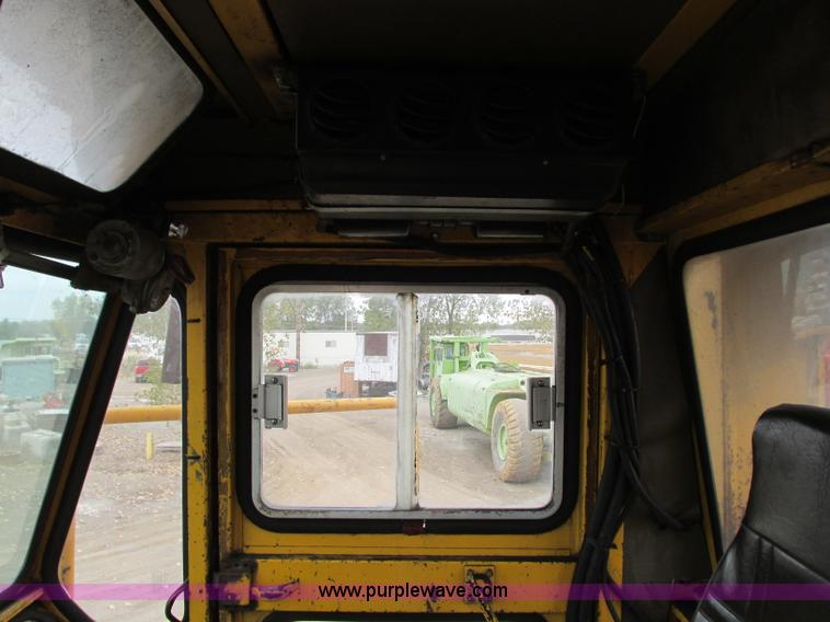 image for item J8725 1979 Clark Michigan 380 dozer