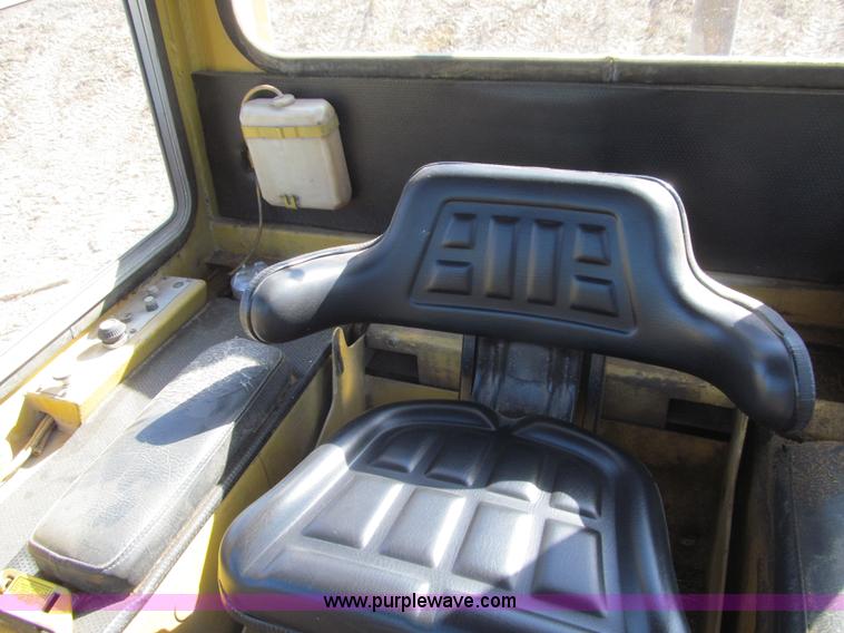 image for item K6385 1977 Caterpillar 910 wheel loader