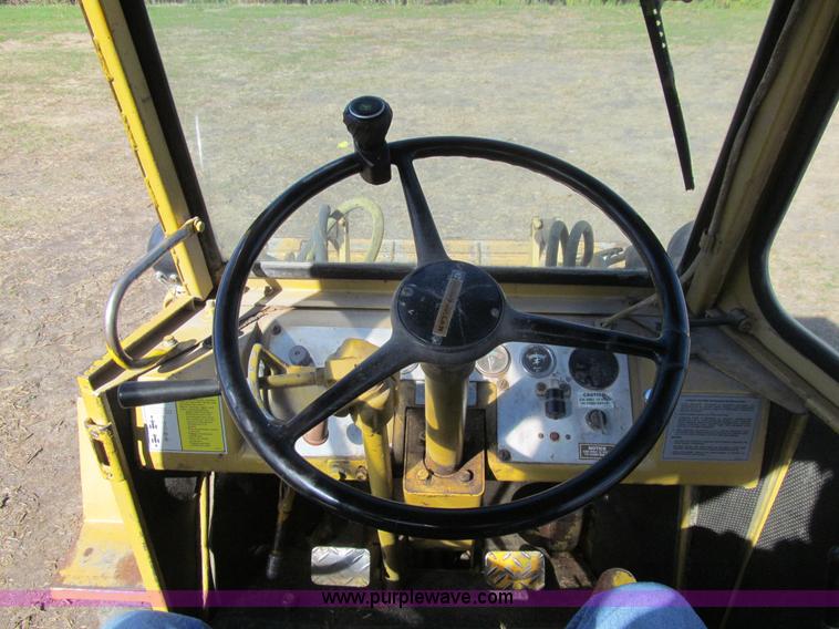 image for item K6385 1977 Caterpillar 910 wheel loader