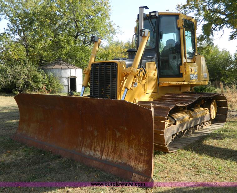 image for item K8221 2003 John Deere 750C Series II dozer