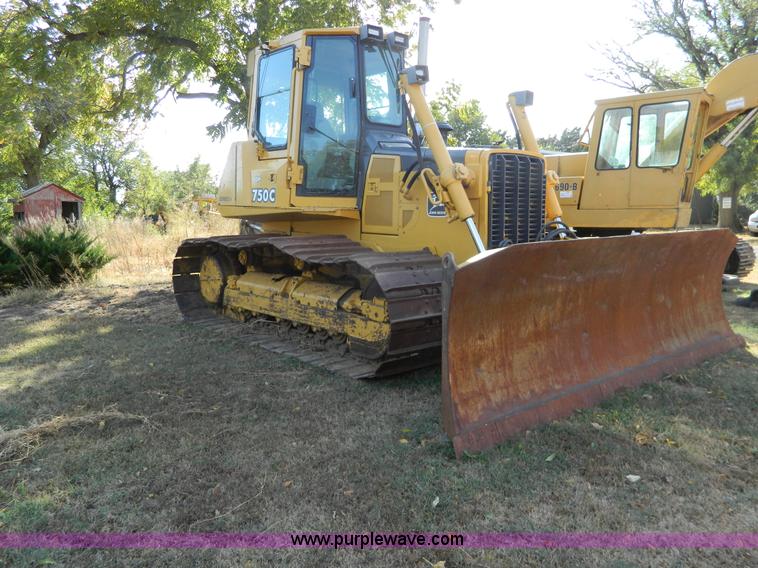 image for item K8221 2003 John Deere 750C Series II dozer