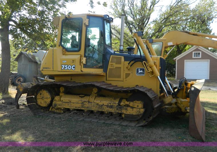 image for item K8221 2003 John Deere 750C Series II dozer
