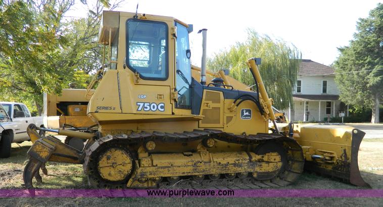 image for item K8221 2003 John Deere 750C Series II dozer
