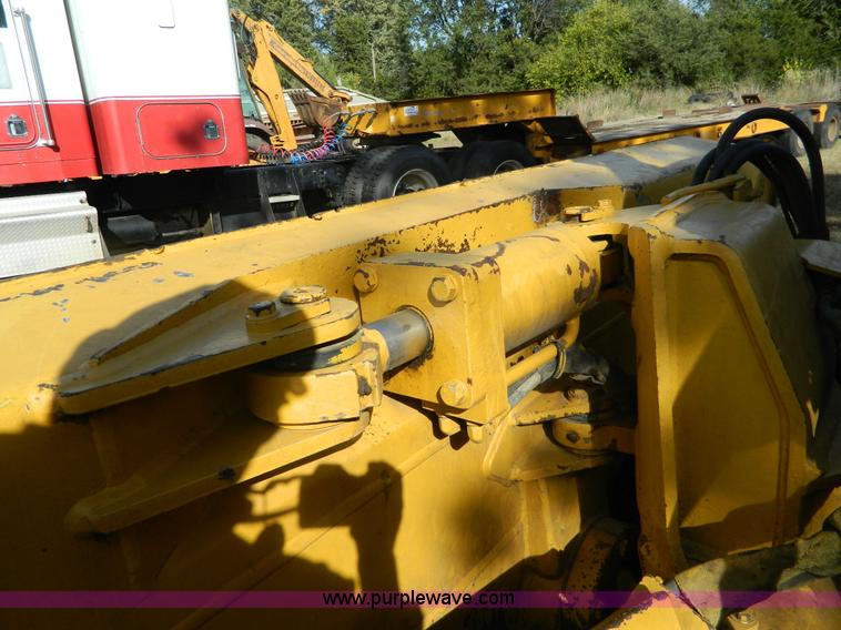 image for item K8221 2003 John Deere 750C Series II dozer